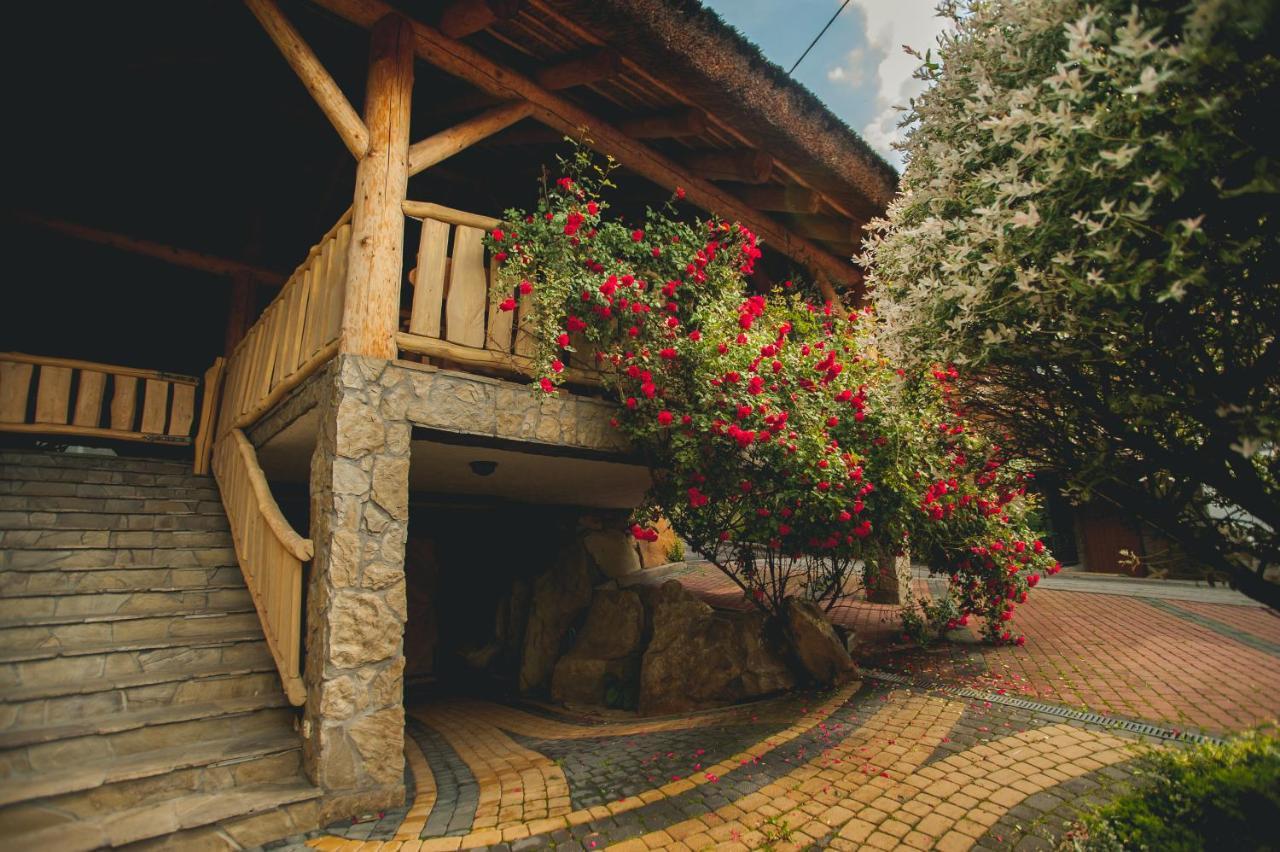 Zajazd ,,Pod Jeleniem" Okrajnik Esterno foto